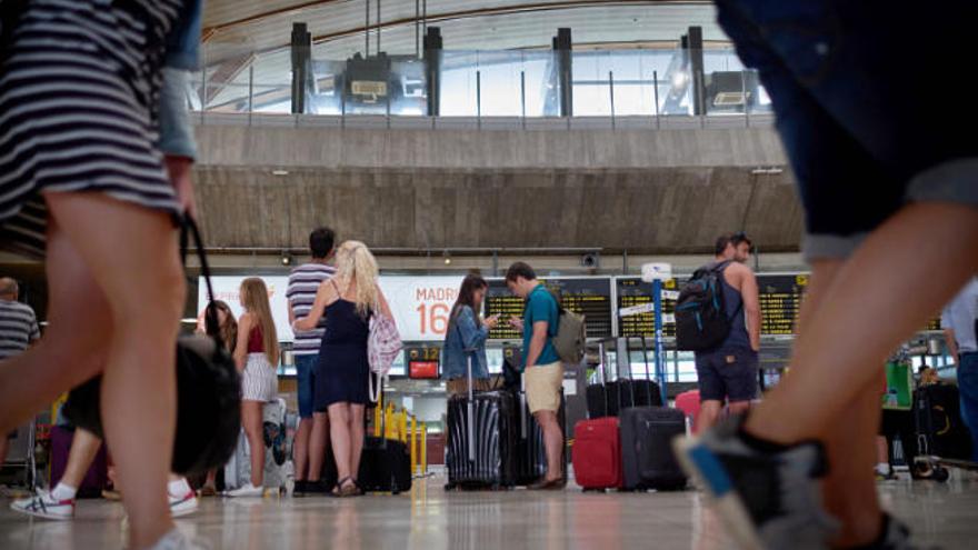 Viajeros en la operación salida en uno de los aeropuertos de las Islas.