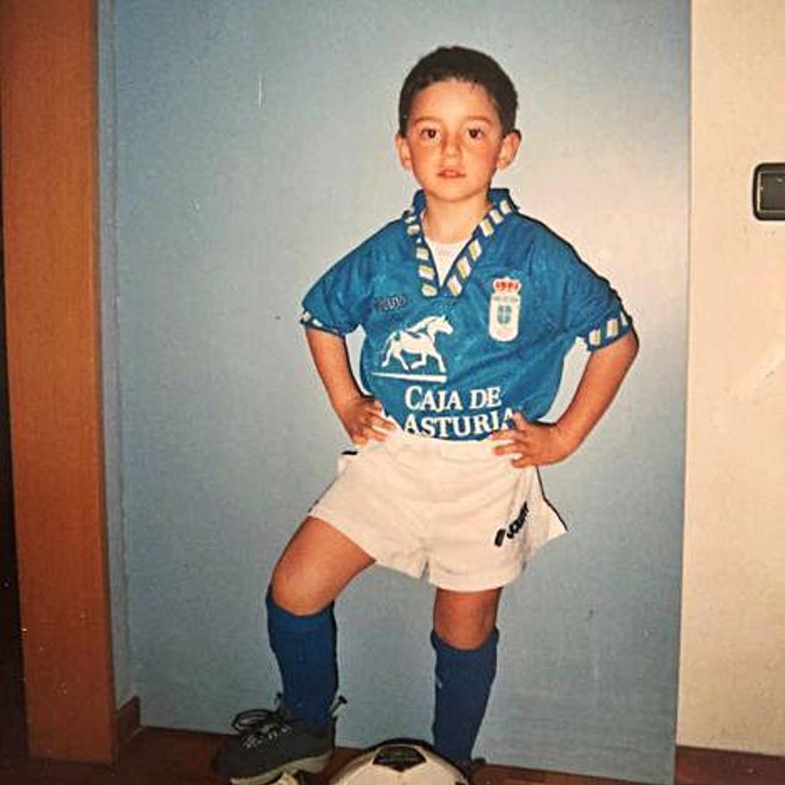 Josín, de niño, con la equipación del Real Oviedo