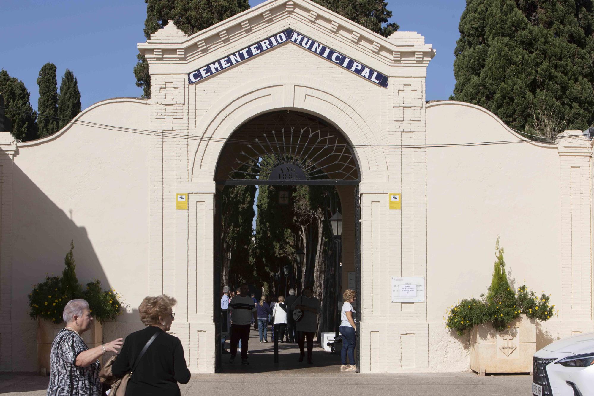 Día de Todos los Santos en el cementerio municipal de Alzira