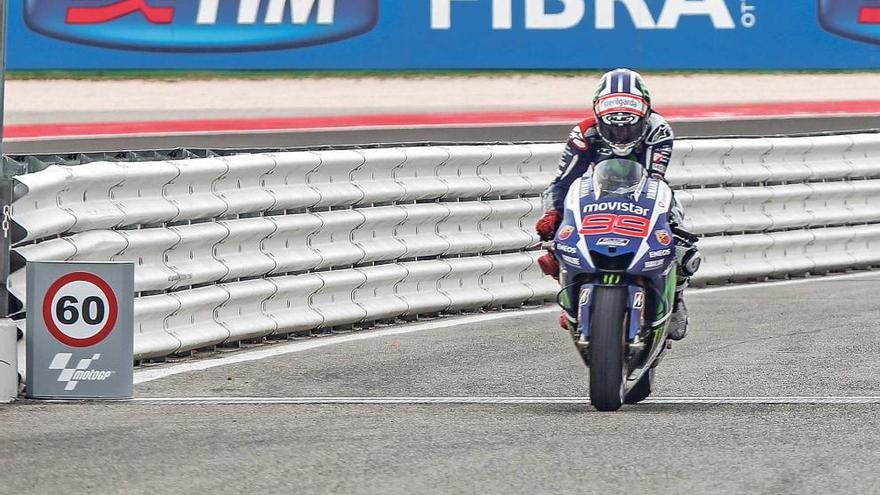 Lorenzo entra en boxes para cambiar su moto.