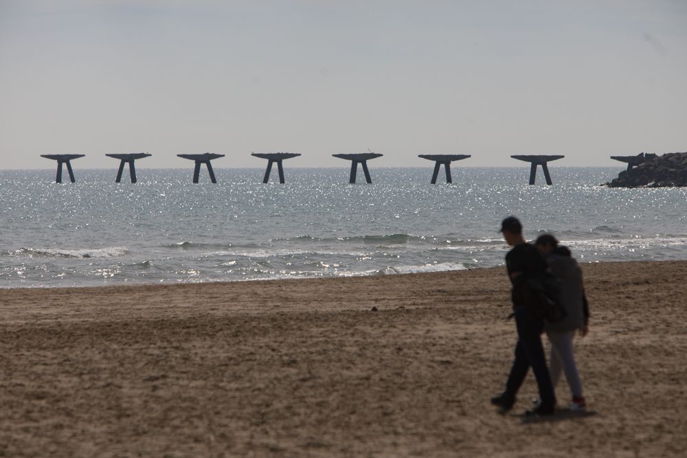 Los trabajos en el Pantalán del Port de Sagunt desdibujan la silueta de la icónica construcción ligada a la siderurgia