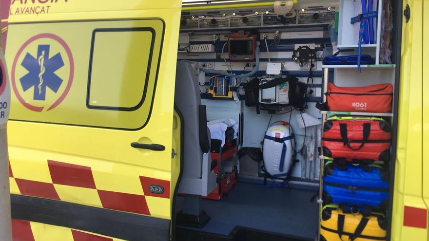 Los bomberos de Ibiza rescatan a un conductor en la carretera de Sant Antoni