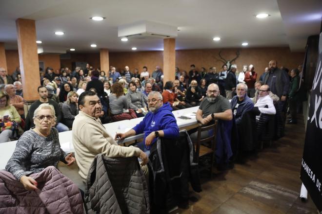 La multitudinaria asamblea vecinal por el vial de Jove, en imágenes