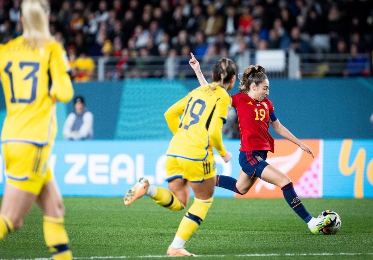 Olga Carmona dispara en el encuentro de semifinales ante Suecia.
