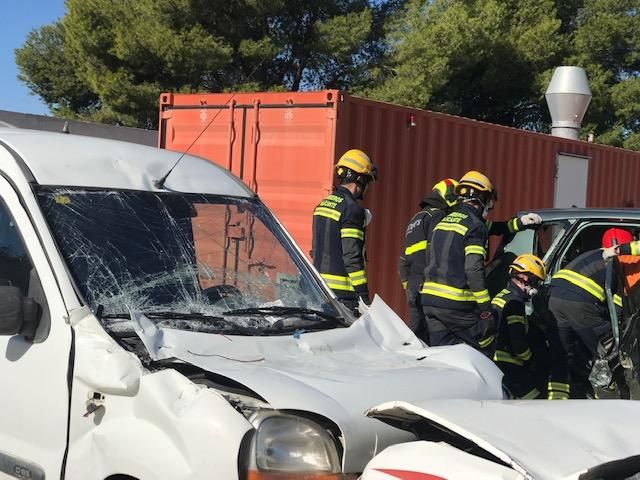 Bomberos de Alicante y del Consorcio Provincial realizan maniobras de rescate en accidentes de tráfico