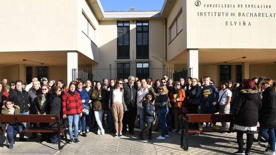 Familiares y alumnos del instituto de Elviña, concentrados con las concejalas Silvia Cameán y Pilar Neira.