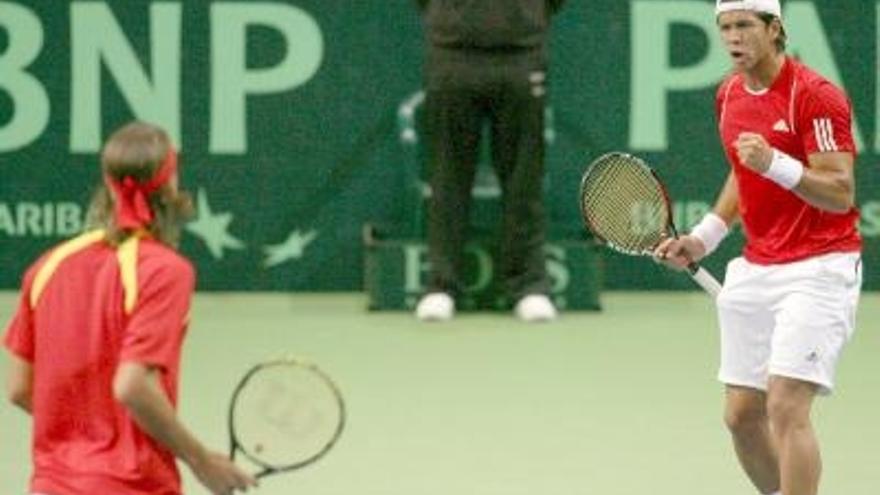 Los tenistas españoles Fernando Verdasco (d) y Feliciano López (i) celebran la consecución de un punto durante el partido de dobles de cuartos de final de la Copa Davis de tenis que disputaron contra los alemanes Philipp Petzschner y Philipp Kohlschreiber en Bremen, Alemania.