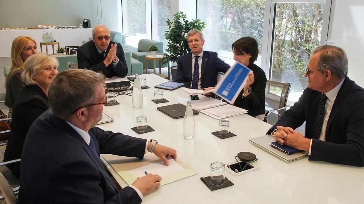 Rueda y Lorenzana, en la reunión en Turín con altos cargos europeos de Stellantis, con Imparato en la cabecera