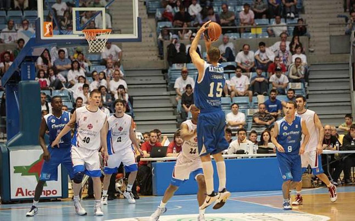 Katelynas intenta un triple.