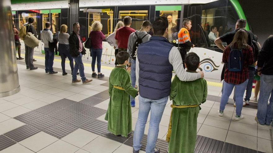 Viajeros a punto de subir al metro.