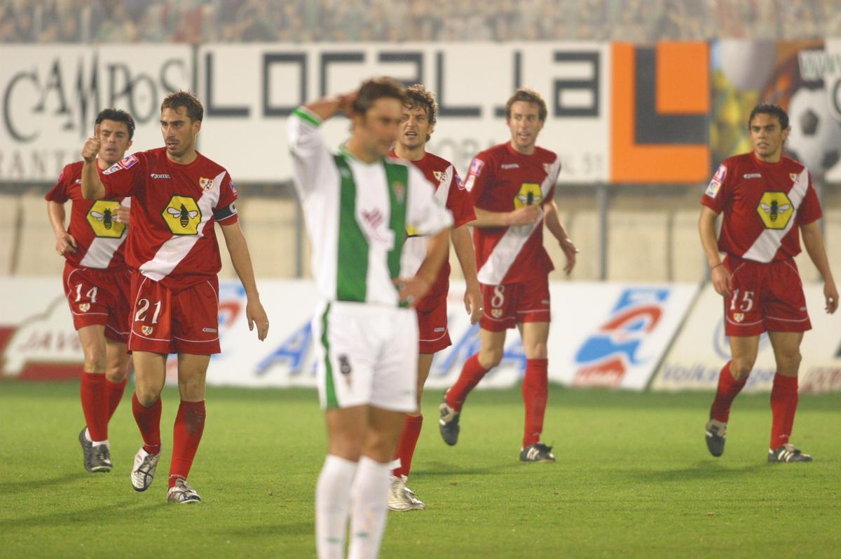 Bolo, a la izquierda con el pulgar arriba, celebra el triunfo franjirrojo en El Arcángel, en enero del 2004.