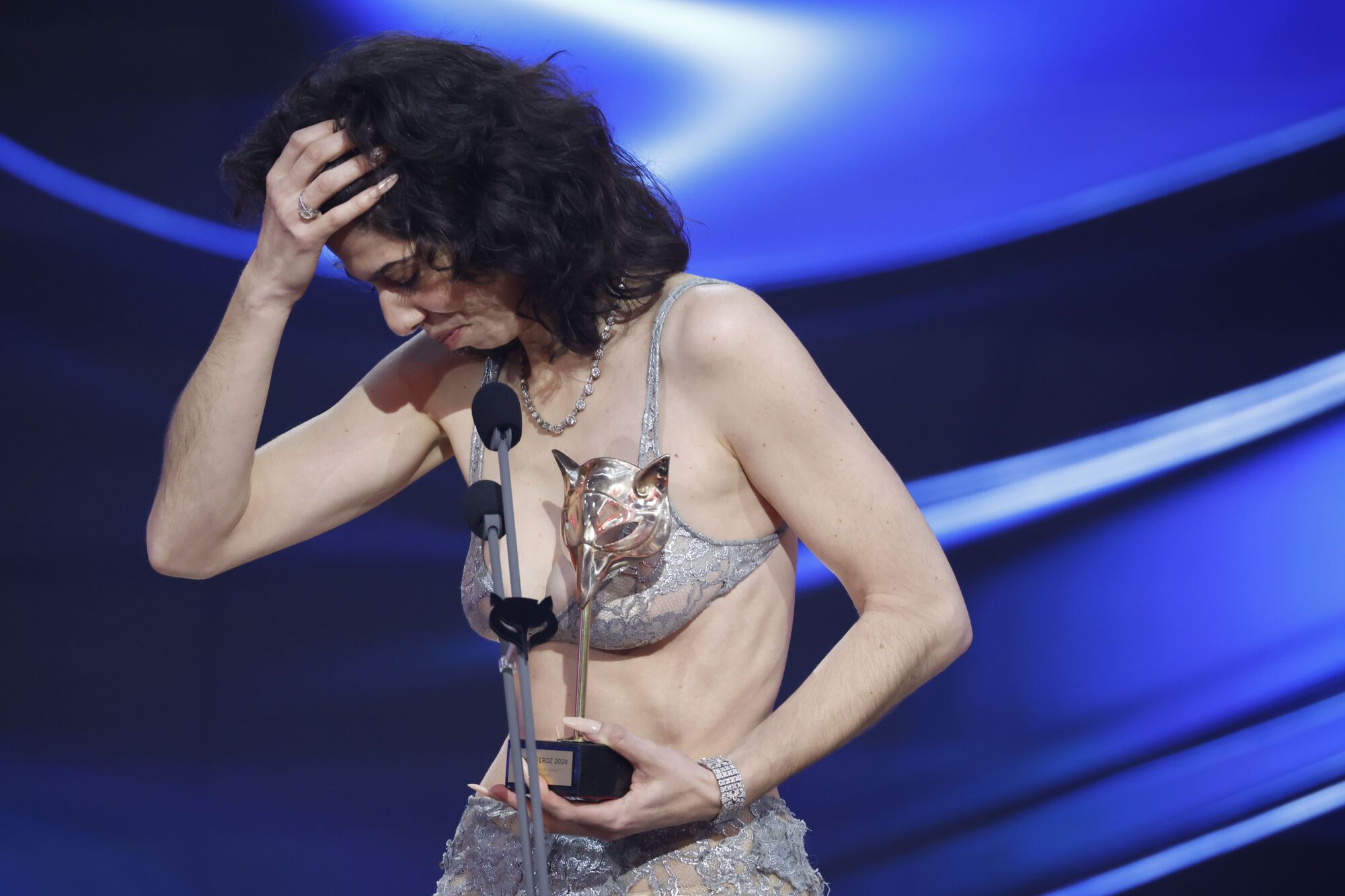 PONTEVEDRA, 24/01/2026.- La actriz Julia de Castro recibe el premio a ´Mejor actriz de reparto en serie´ por su trabajo en ´Poquita Fe´ durante la gala de entrega de los Premios Feroz 2026, organizada por la Asociación de Informadores Cinematográficos de España (AICE), que se celebran hoy sábado en el Pazo da Cultura de Pontevedra. EFE/Lavandeira Jr.