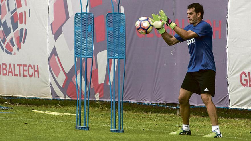 Esteban atrapa el balón en un entrenamiento del Oviedo.