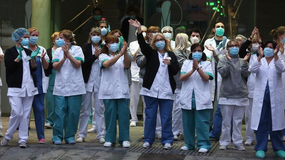 Uno de los momentos más emocionantes de toda la pandemia ha sido, sin duda, el momento en el que los servicios médicos, en el Hospital Clínic de Barcelona, salían por la tarde a la puerta del centro sanitario y recibían el aplauso y el calor de la gente de la calle, que a diario les agradecía su esfuerzo titánico. El personal sanitario -relata Elisenda Pons- ha ido el verdadero héroe de esta pandemia.