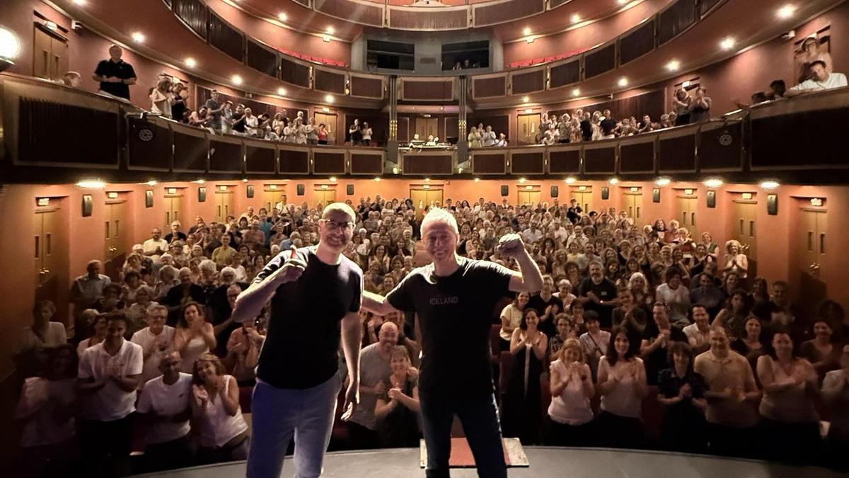Joan Maria Pou i Albert Om amb el públic del seu espectacle "Què t'ha passat?" a Olot