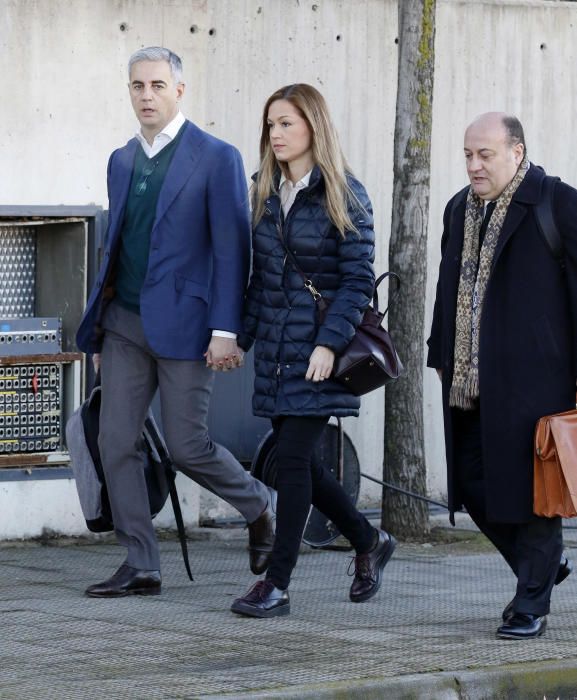 Llegada de acusados y testigos a la vista esta mañana.