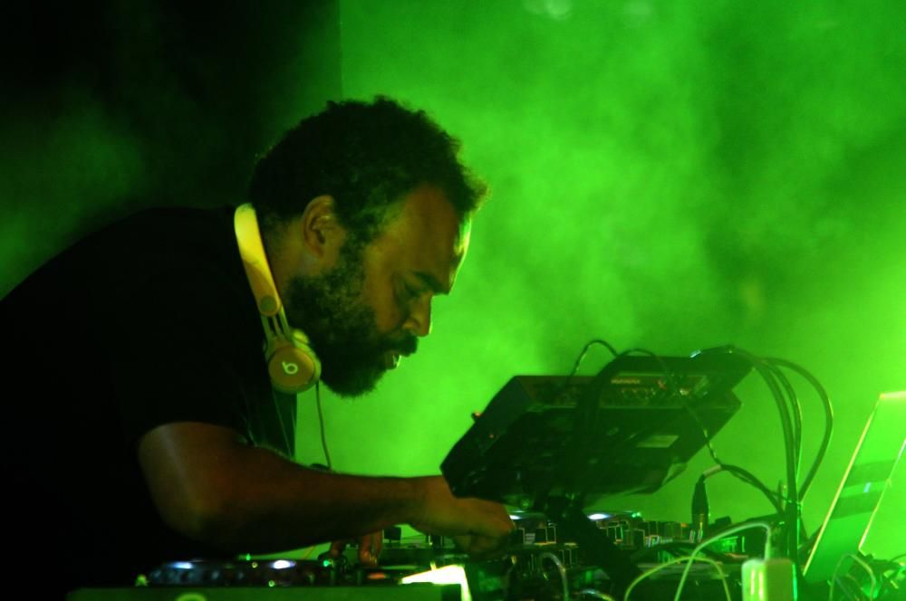 El productor y músico madrileño Carlos Jean hace bailar al parque de A Xunqueira en una noche desenfrenada dedicada a la música electrónica dentro del programa de las Fiestas de San Roque