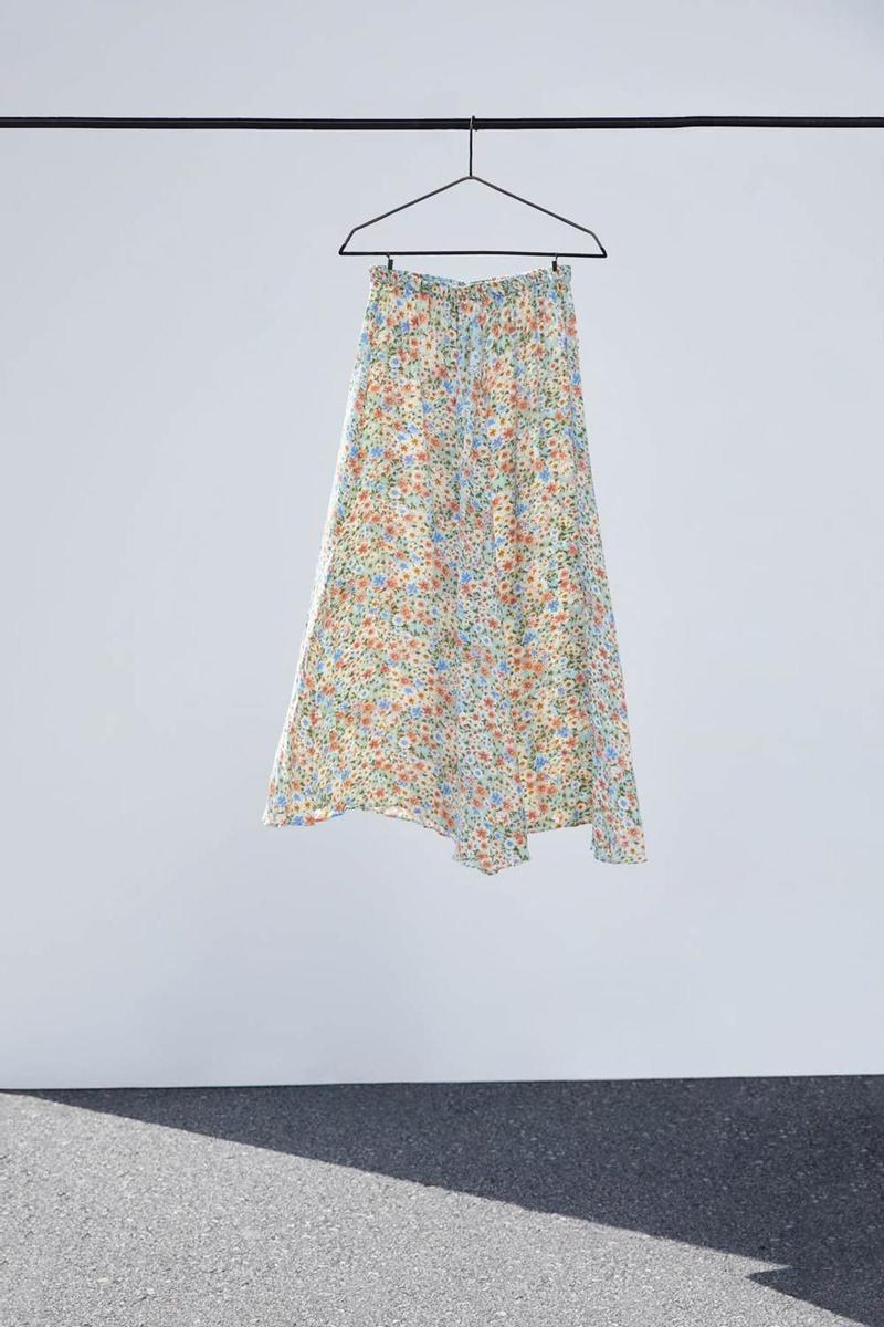 Falda midi de Zara. (Precio: 29,95 euros)