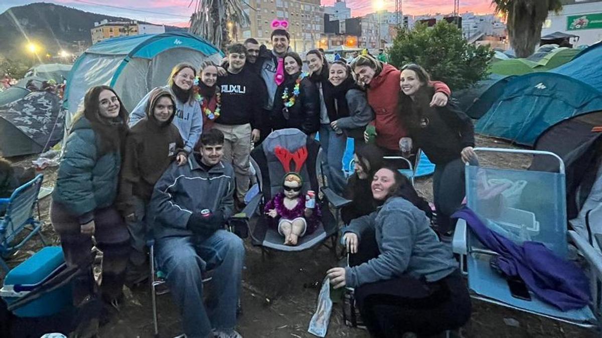 Asistentes al festival de Tavernes, con el niño