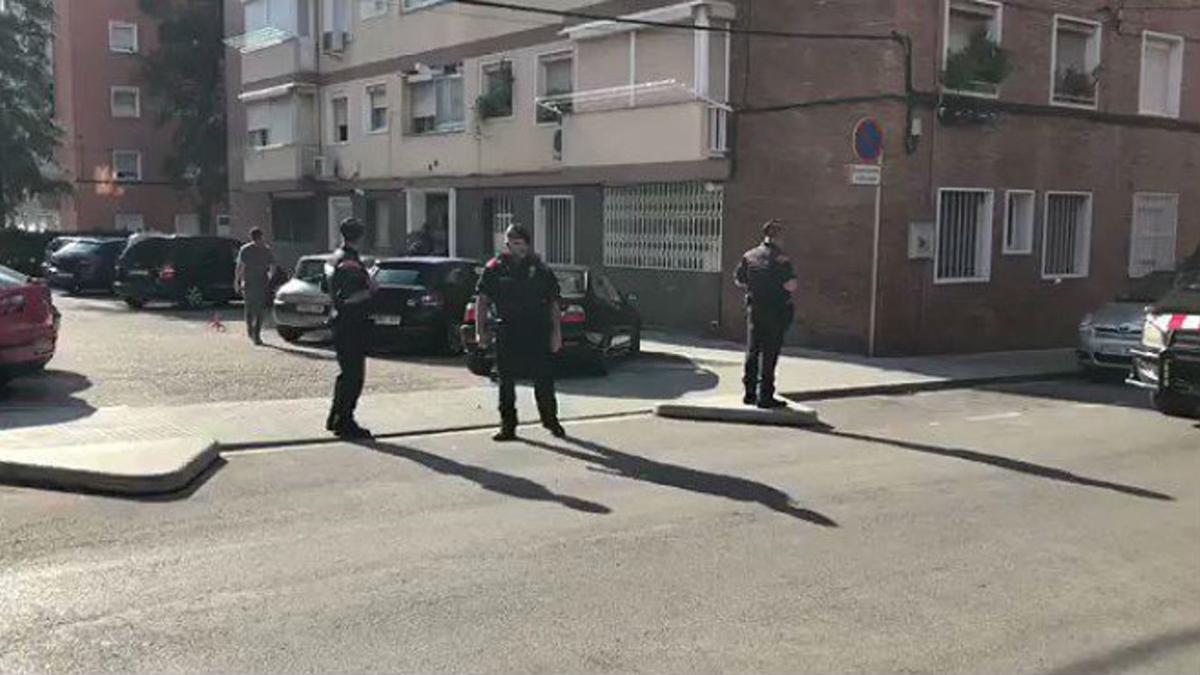 Agentes de los Mossos, ante la vivienda del sospechoso, en Cornellà.