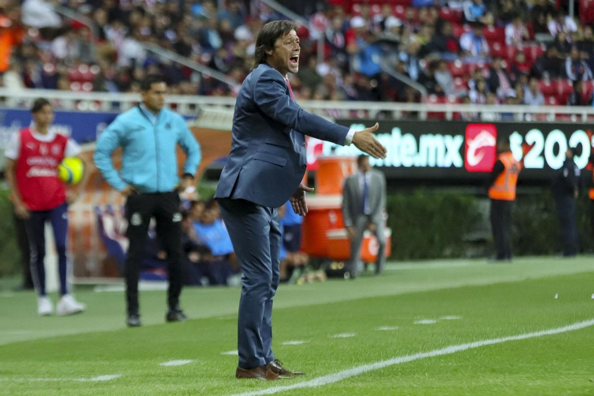 El técnico de Chivas Matías Almeyda da instrucciones a sus jugadores durante el juego correspondiente a la jornada 8 del torneo mexicano de fútbol, entre Chivas y Pachuca, en el estadio Arkon.