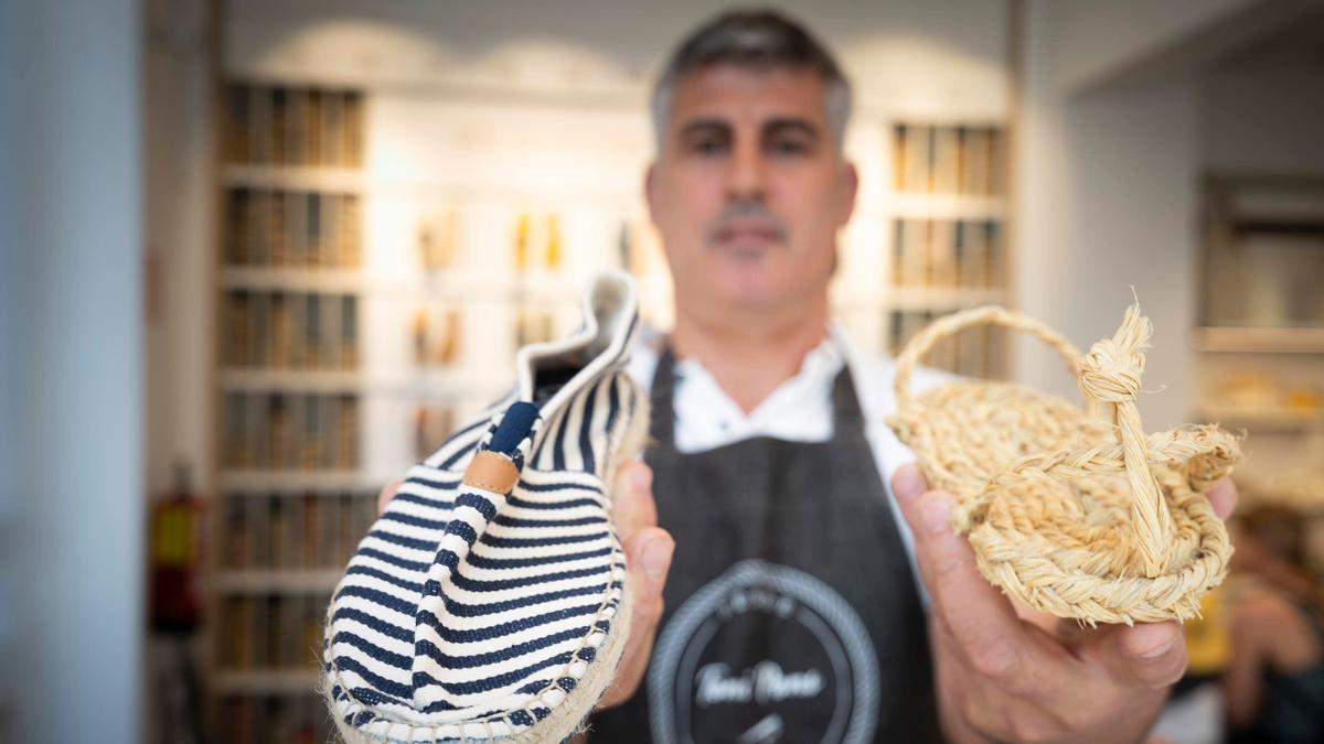 Artesano de Toni Pons sostiene la reproducción de la primera alpargata-chancla hallada en Europa, en la Cueva de los Murciélagos de Granada.