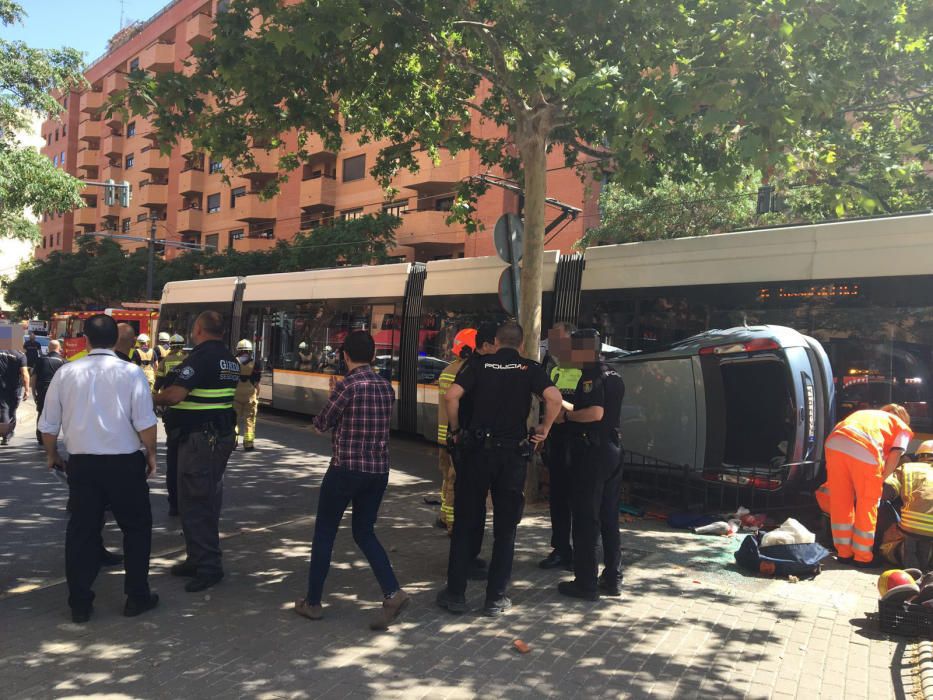 Un conductor herido al chocar con el tranvía en Valencia