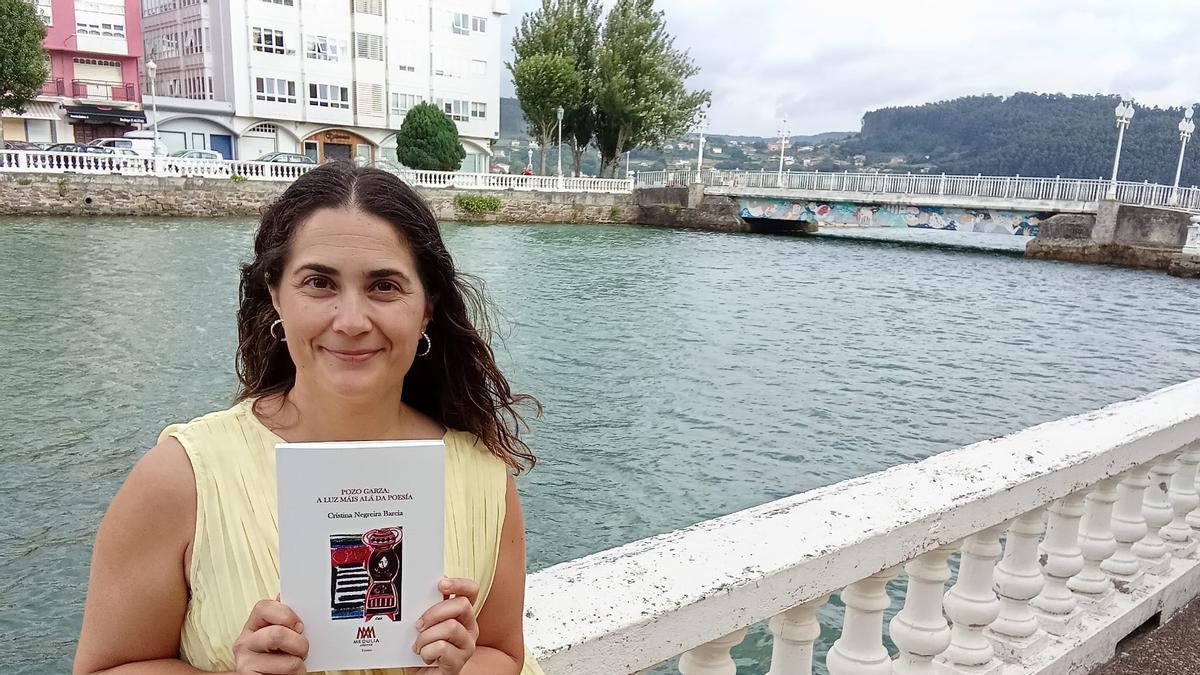 Cristina Negreira sostendo un exemplar do seu libro