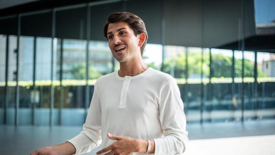 Javier Reyes, el diseñador tinerfeño que llegó a Chanel y la alta costura de París