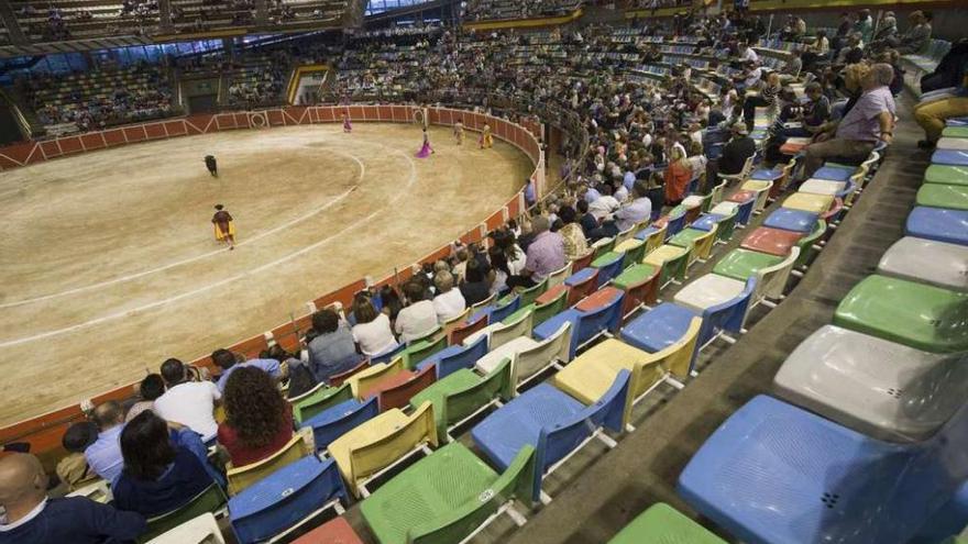 Panorámica del ruedo taurino y las gradas del Coliseum en la feria del año pasado.