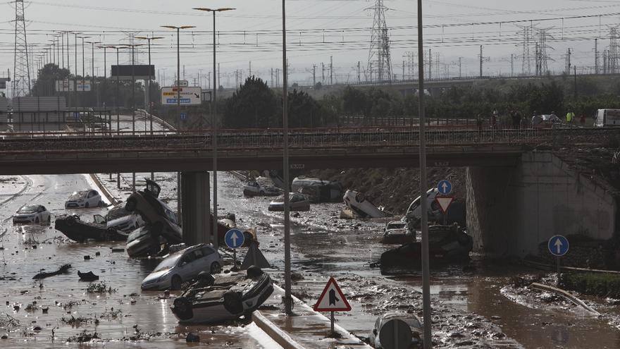 La autovía de Torrent, cubierta de lodo e intransitable por la riada