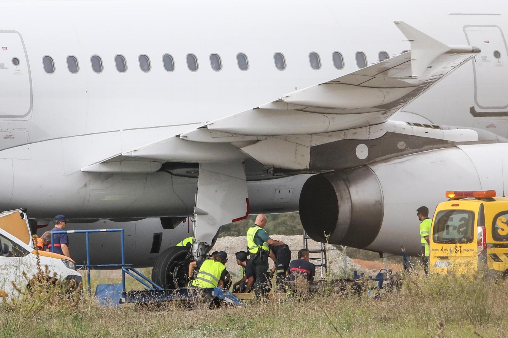 Mira aquí todas las imágenes del avión que bloquea el aeropuerto de Ibiza