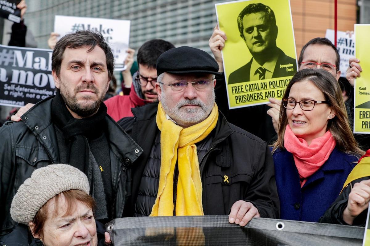 SLQ03. BRUSELAS (BÉLGICA), 12/02/2019.- (De izq a der) Los exconsellers catalanes y dirigentes independentistas Antoni Comin, Lluis Puig y Meritxell Serret participan en una manifestación convocada este martes en el barrio europeo de Bruselas (Bélgica) contra el juicio para determinar la responsabilidad penal de los doce dirigentes independentistas catalanes que ha comenzado en el Tribunal Supremo español. EFE/ Stephanie Lecocq