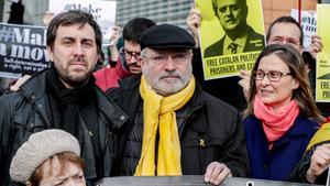 SLQ03. BRUSELAS (BÉLGICA), 12/02/2019.- (De izq a der) Los exconsellers catalanes y dirigentes independentistas Antoni Comin, Lluis Puig y Meritxell Serret participan en una manifestación convocada este martes en el barrio europeo de Bruselas (Bélgica) contra el juicio para determinar la responsabilidad penal de los doce dirigentes independentistas catalanes que ha comenzado en el Tribunal Supremo español. EFE/ Stephanie Lecocq