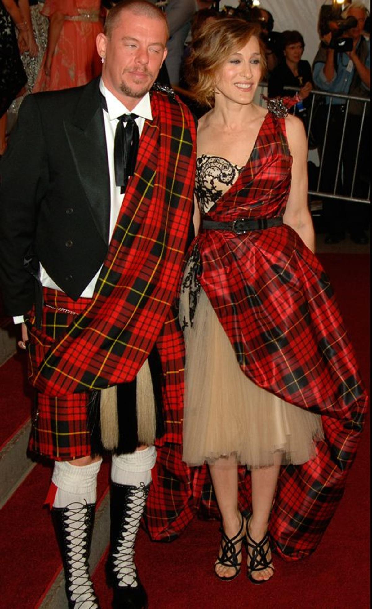 Sarah Jessica Parker y Alexander McQueen en la gala del MET de 2006