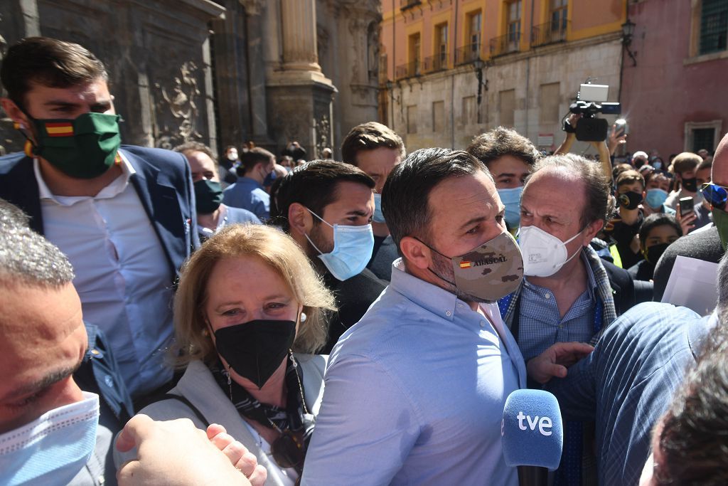 La plaza de la Catedral de Murcia se abarrota para recibir a Abascal