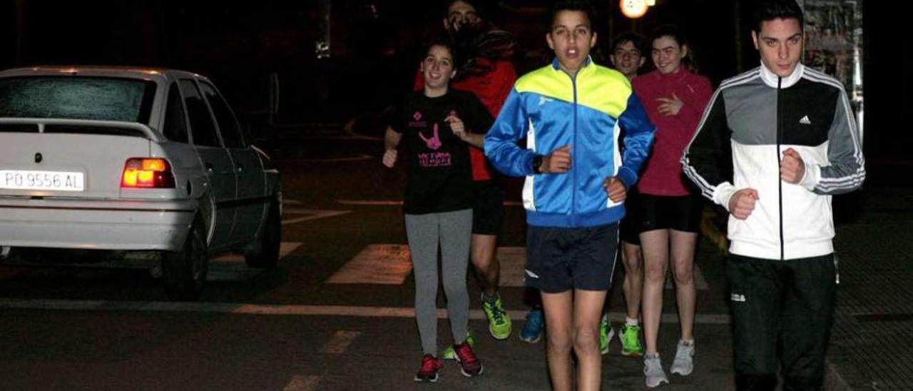 Miguel Otero y Mehdi Nabaoui, ayer, entrenando en la avenida de la Cultura de la zona deportiva de A Estrada. // Bernabé/Víctor Espiño