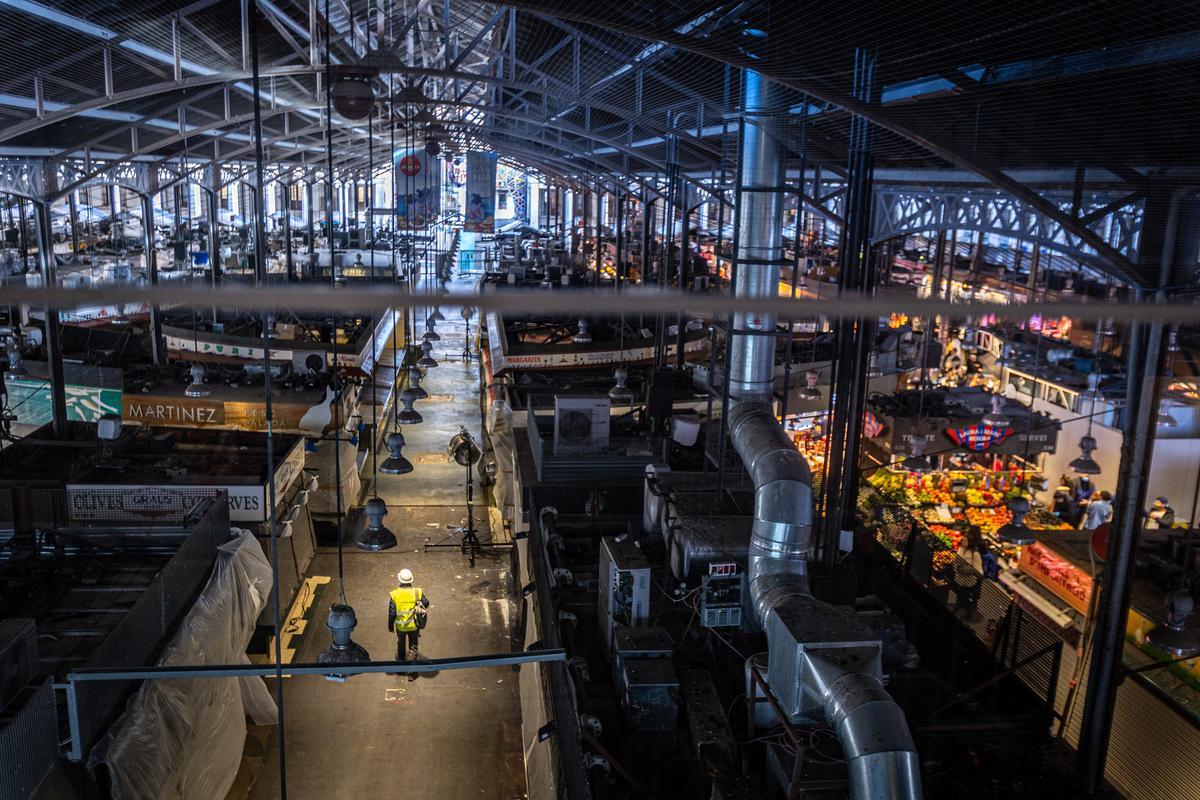 Cierre parcial de la Boqueria por obras, mientras otra parte se mantiene abierta.