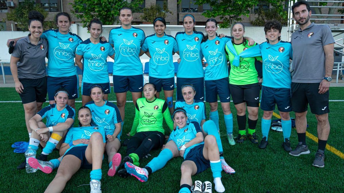 Las jugadoras y el técnico del CF Miramar, antes del partido en Aldaia
