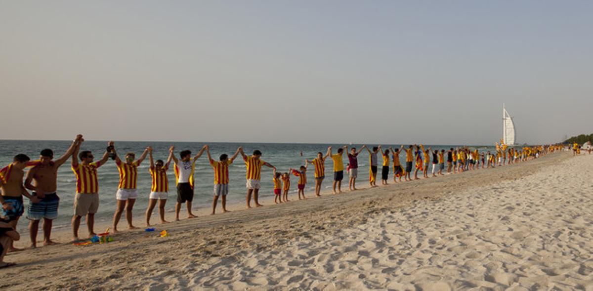 S’han concentrat 100 persones a la platja de la ciutat per recolzar la Via Catalana.