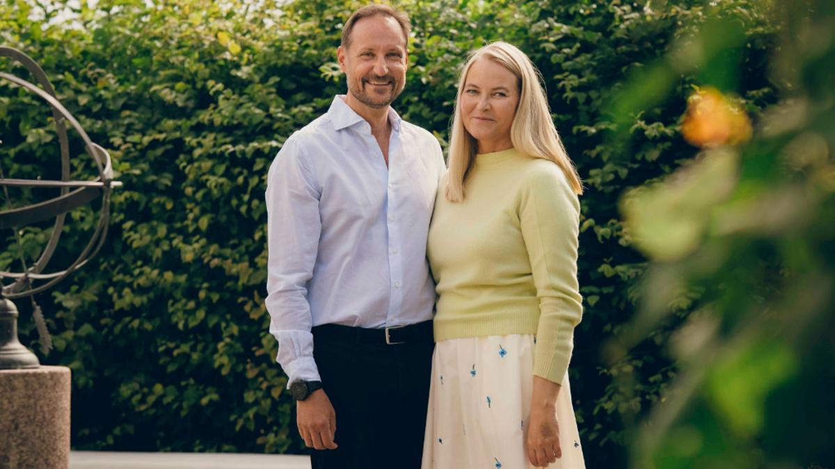 Fotografía oficial de la casa noruega con los príncipes herederos, Haakon y Mette-Marit, por su 25ª aniversario de casados.