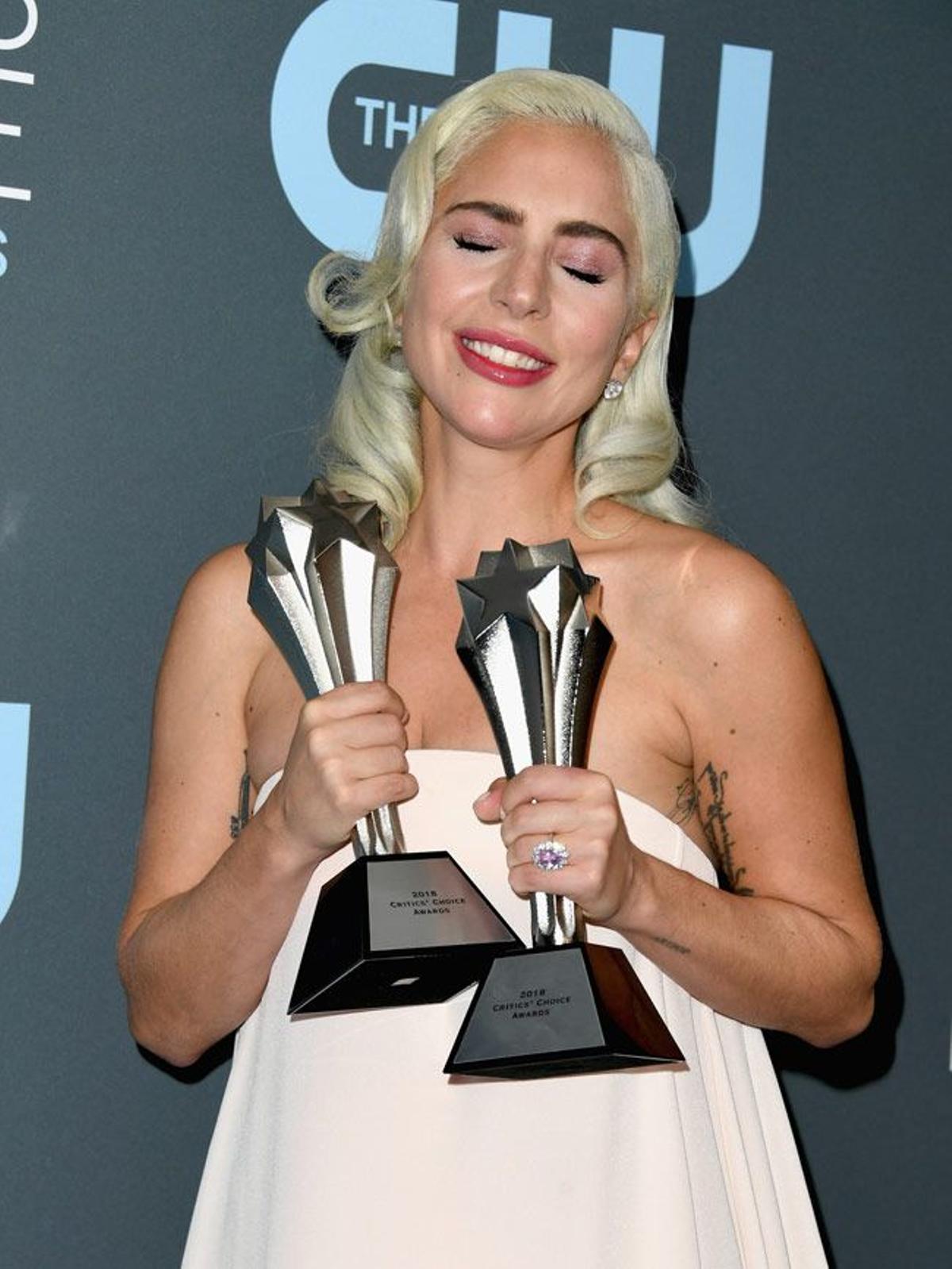 Emocionada, con sus dos premios Critics Choice Awards