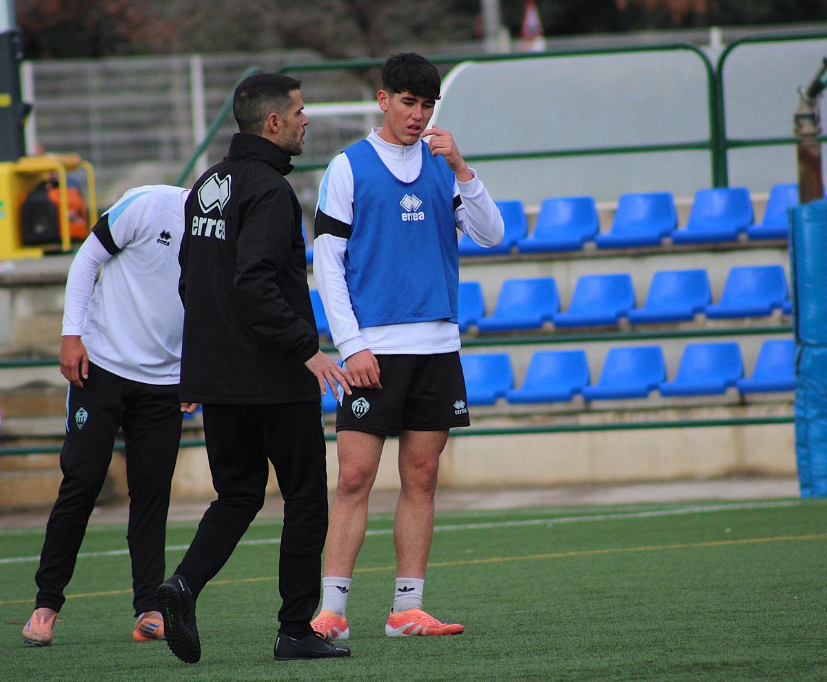 El técnico Óscar López da instrucciones al equipo y a su izquierda está Adrián Arapio.