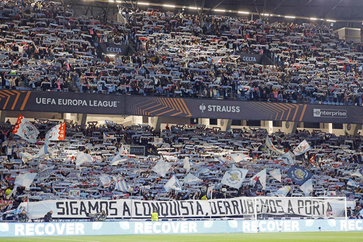A bancada celeste no partido Celta-Lyon.
