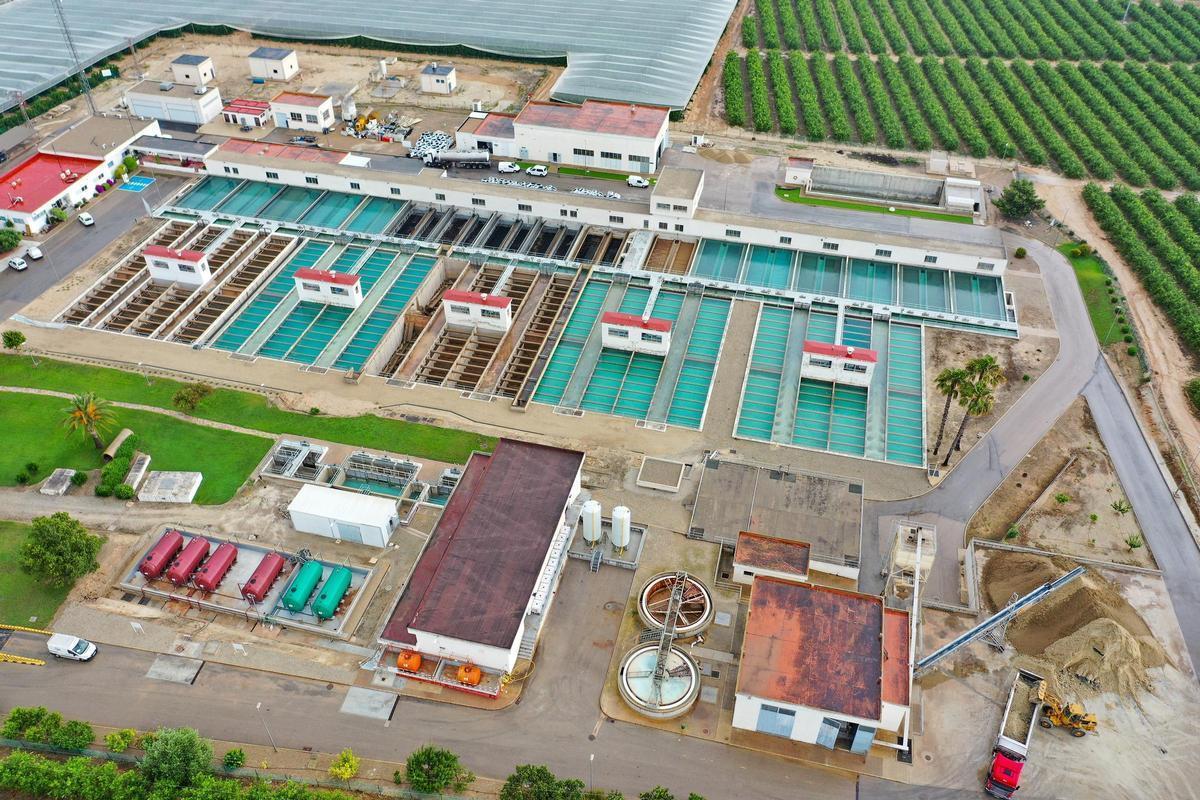Potabilizadora de La Pedrera, donde se realiza el proceso que prepara el agua procedente del trasvase del Tajo y la desaladora para su distribución en alta