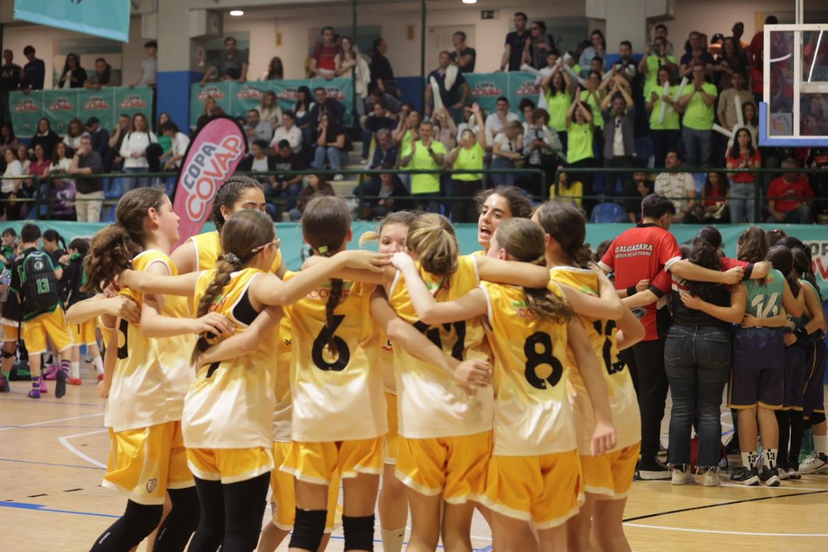 Niñas participan en una de las actividades de la Copa Covap.