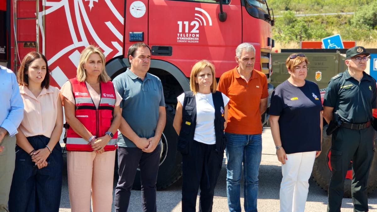 Minuto de silencio en el puesto de mando avanzado en el incendio de Castellón.