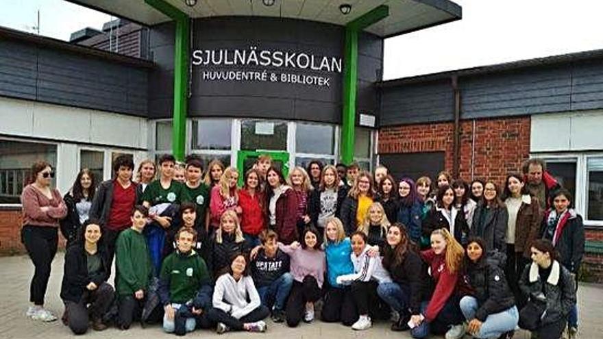 La delegació cassanenca, davant de l&#039;institut del nord de Suècia amb què treballen.