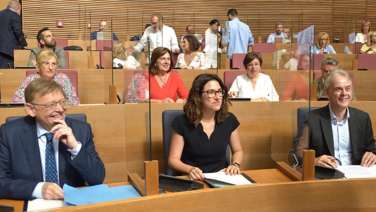 El jefe del Consell, Ximo Puig, y los vicepresidentes, Aitana Mas y Héctor Illueca, en el hemiciclo.