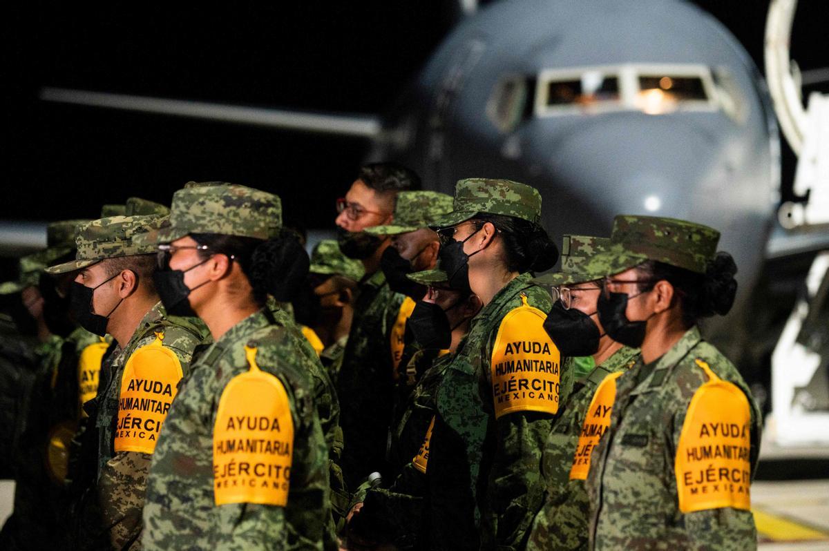 Miembros del ejército mexicano llegan al aeropuerto internacional Juan Gualberto Gómez en la provincia de Matanzas, Cuba, el 6 de agosto de 2022. 